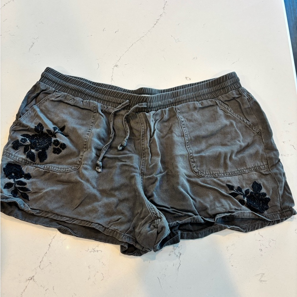 Knox Rose pull on linen shorts. Large